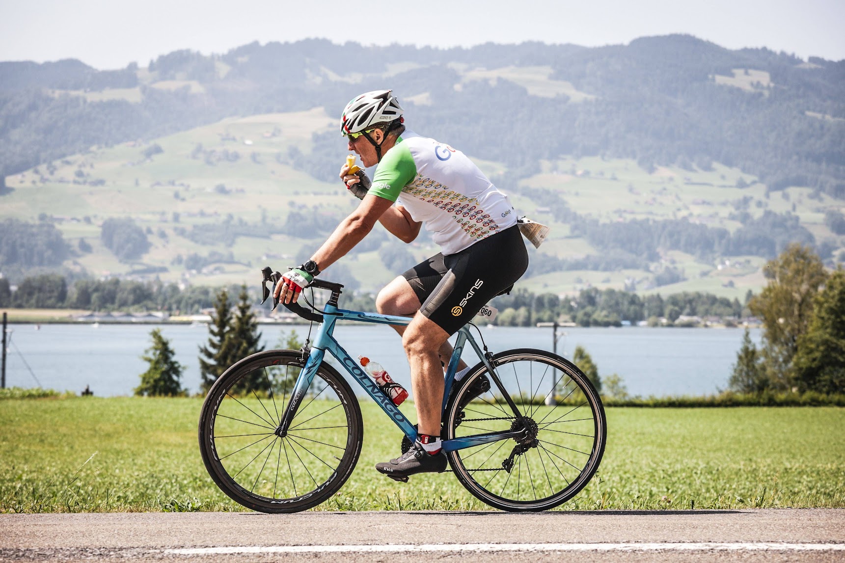 riccardo-bike-ironman-eats-banana